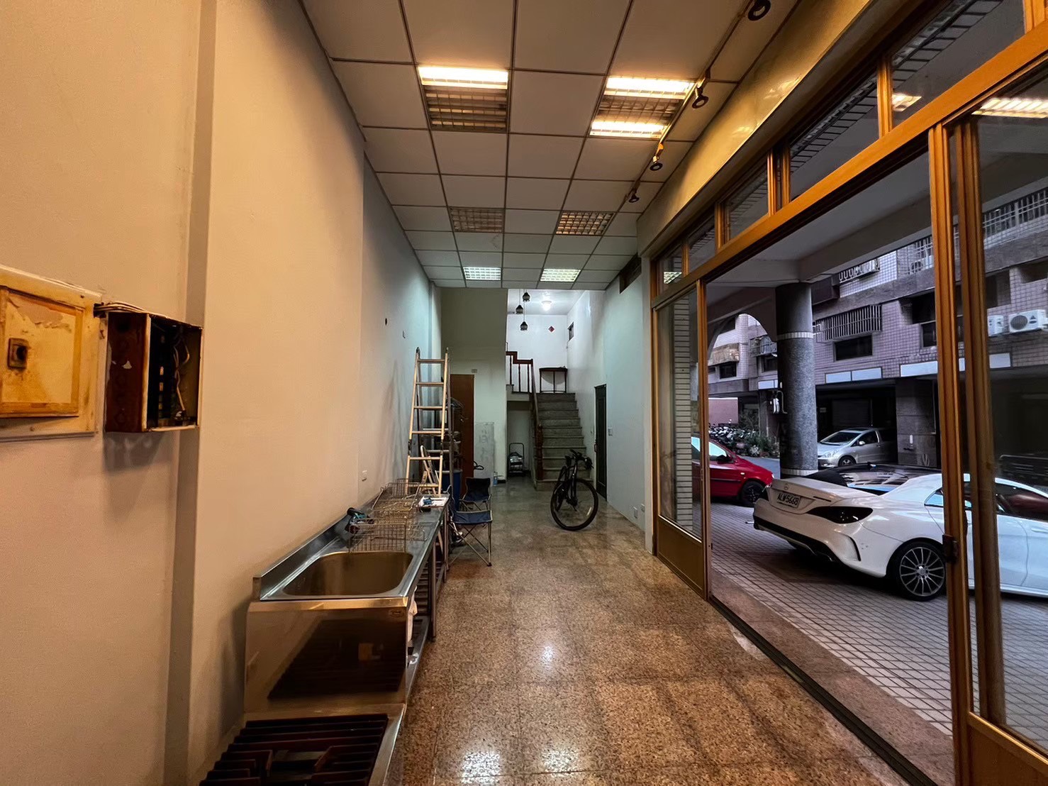 漢堡店 施工前 門口內視角