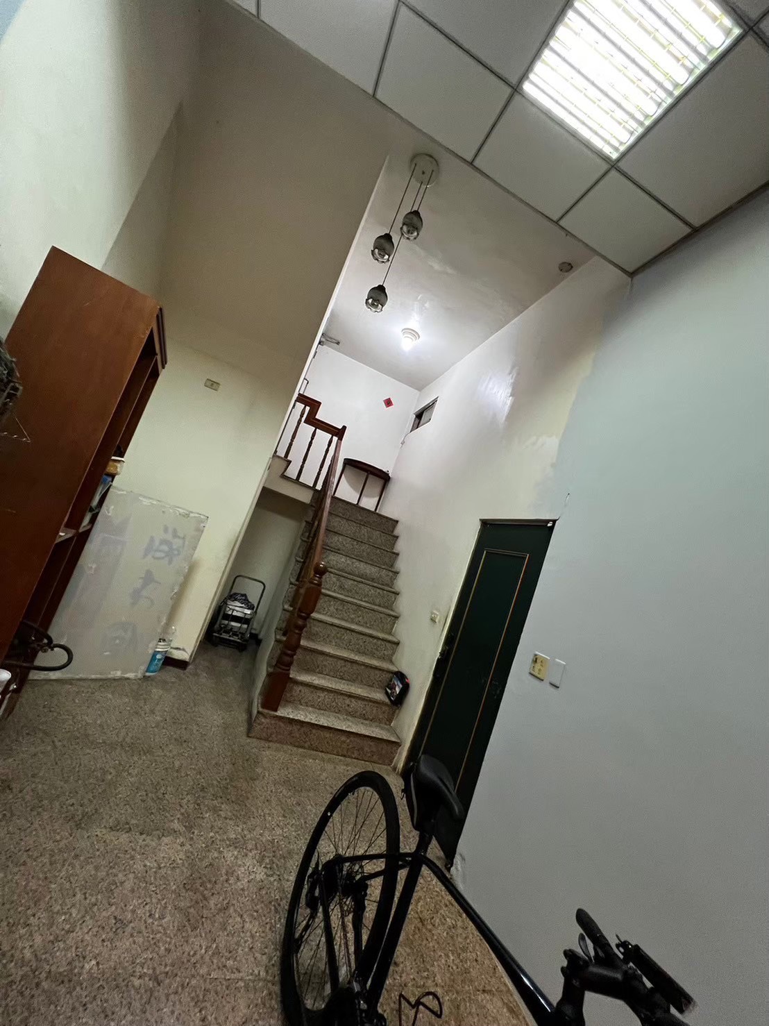 漢堡店 施工前 長型空間與樓梯