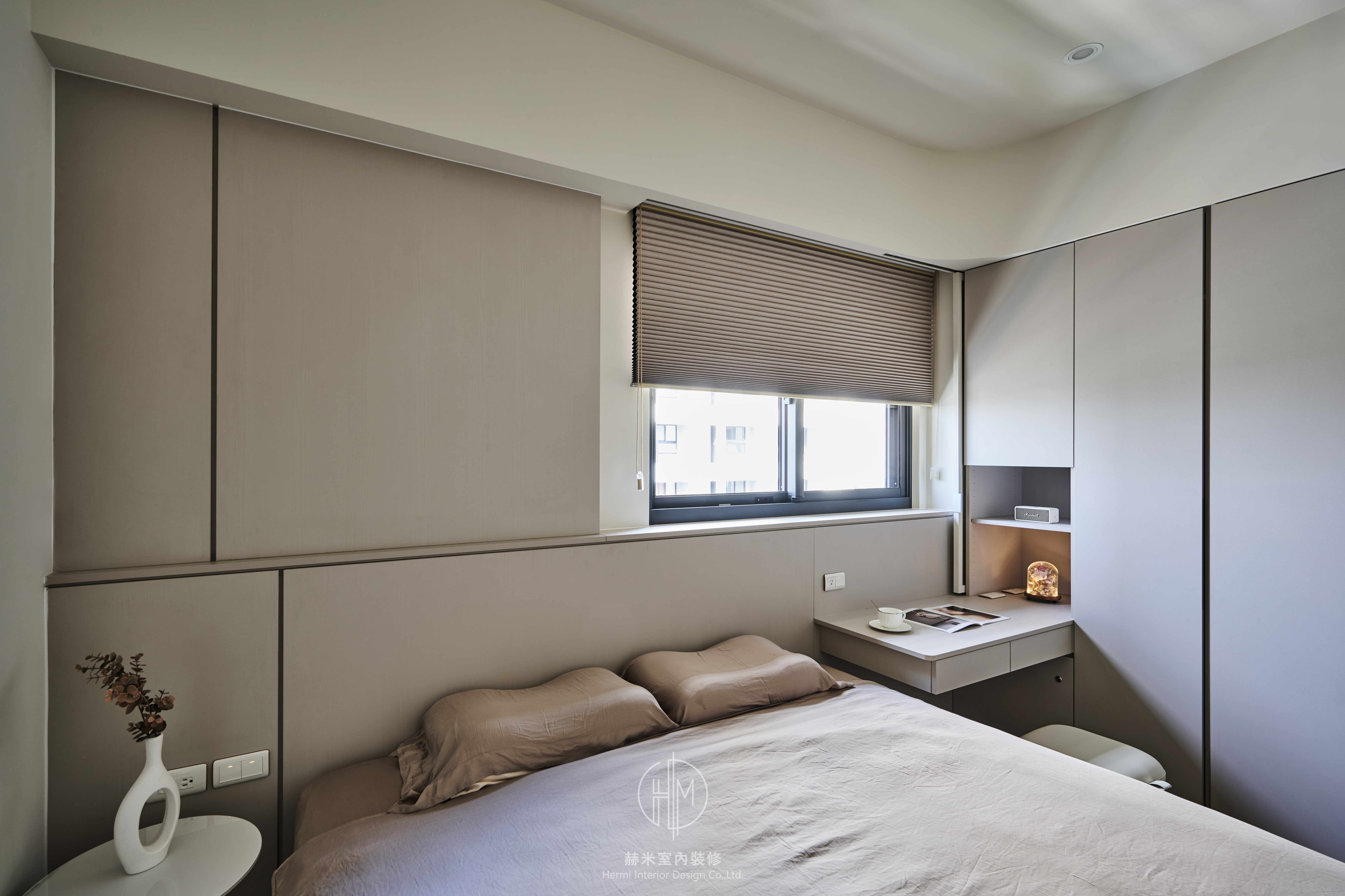 主臥床頭灰調層次