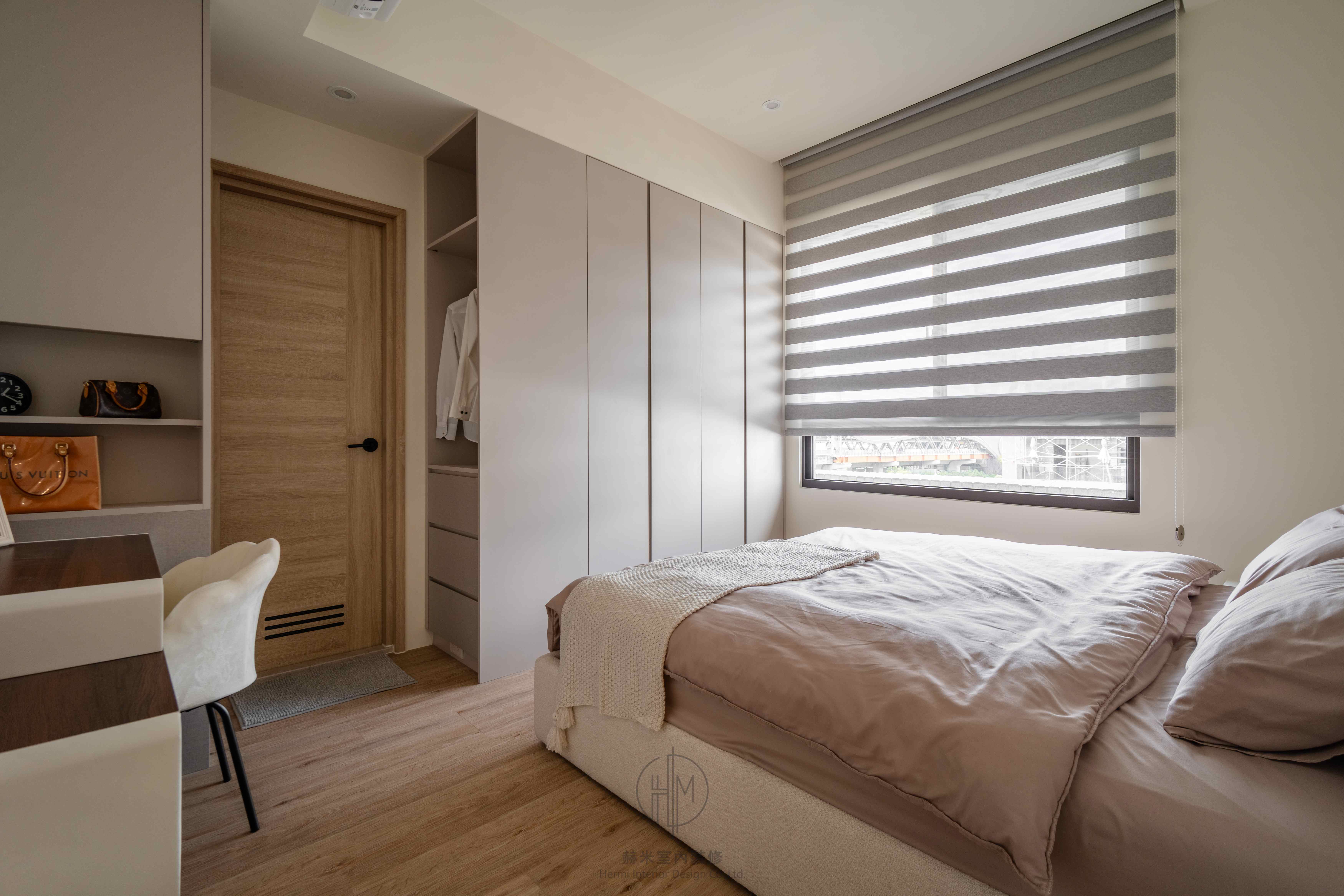 臥室採光與書桌區域