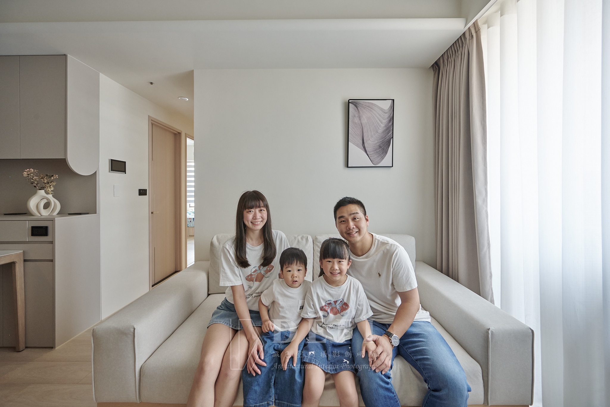 客廳簡潔配置與光影